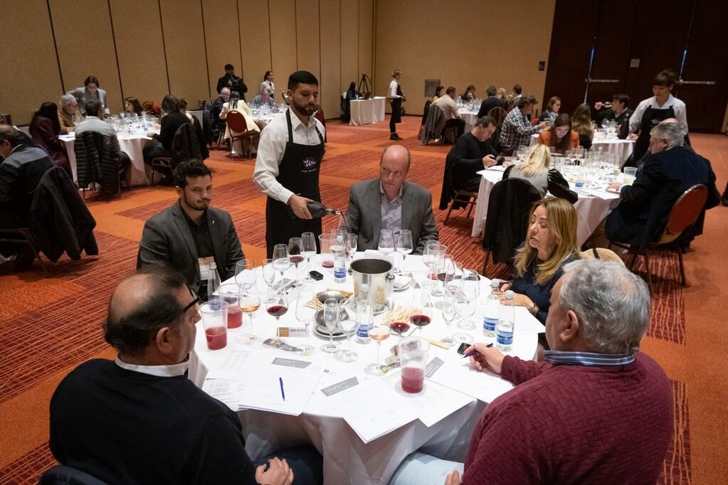 Primer Concurso Nacional de Vinos Guarda 14 El evento se desarrolló durante toda la mañana de este viernes en Sheraton Mendoza Hotel. Allí, más de 250 muestras de unas 130 bodegas son degustadas por los jurados, en busca de los mejores vinos.Foto: Ignacio Blanco / Los Andes