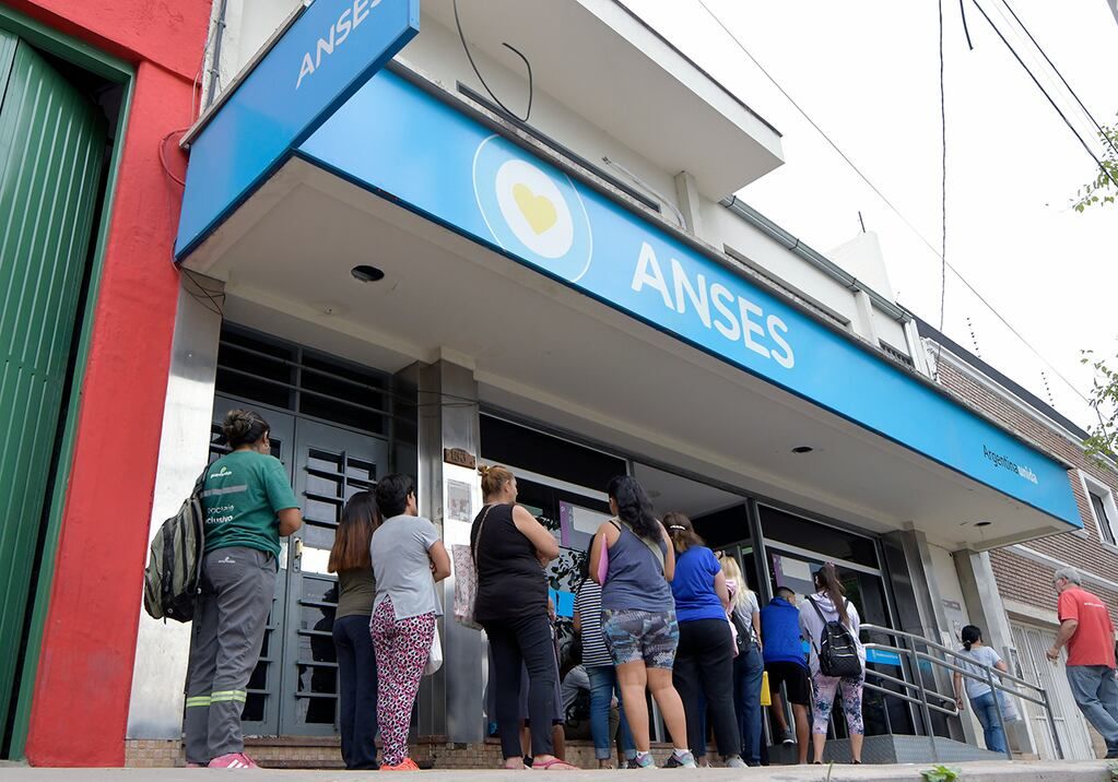 Asignaciones de pago único (Anses)  Foto: Orlando Pelichotti / Los Andes