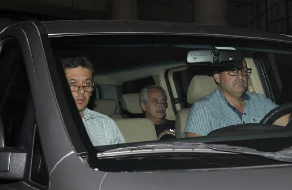 Alberto Fernández saliendo del Sanatorio Otamendi (Clarín)