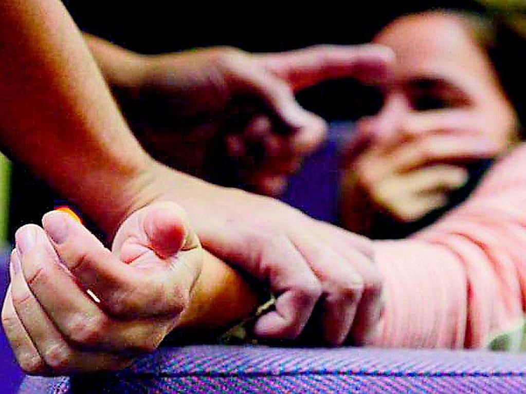 Una menor de 13 años habría sido abusada por su primo y su tío