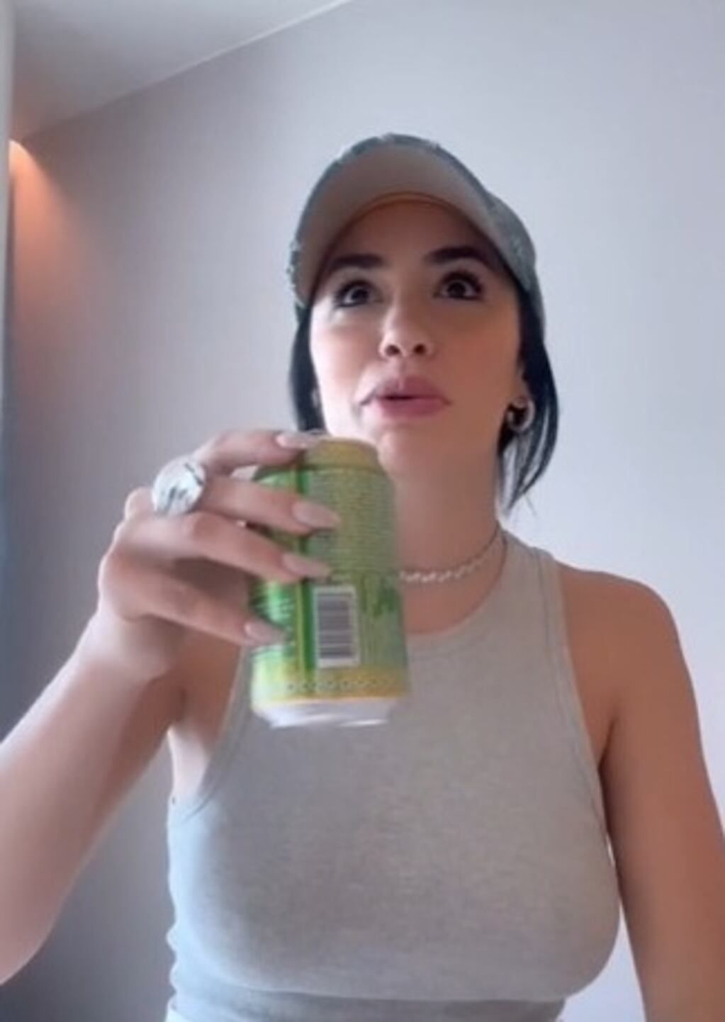 Lali Espósito probó mate en lata en Suiza.