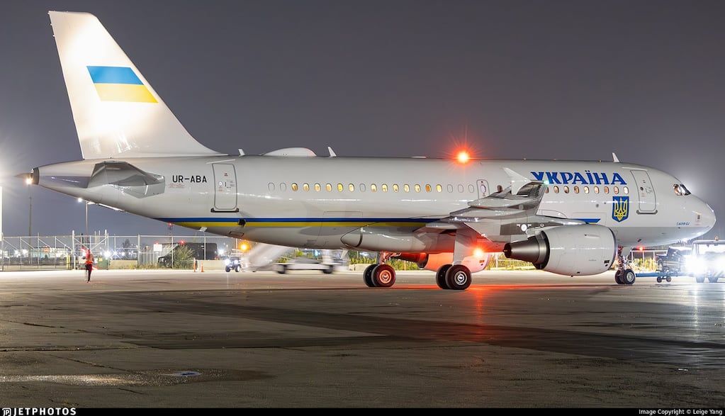 El avión en el que llegó el presidente ucraniano Volodímir Zelenski en horas de la madrugada.