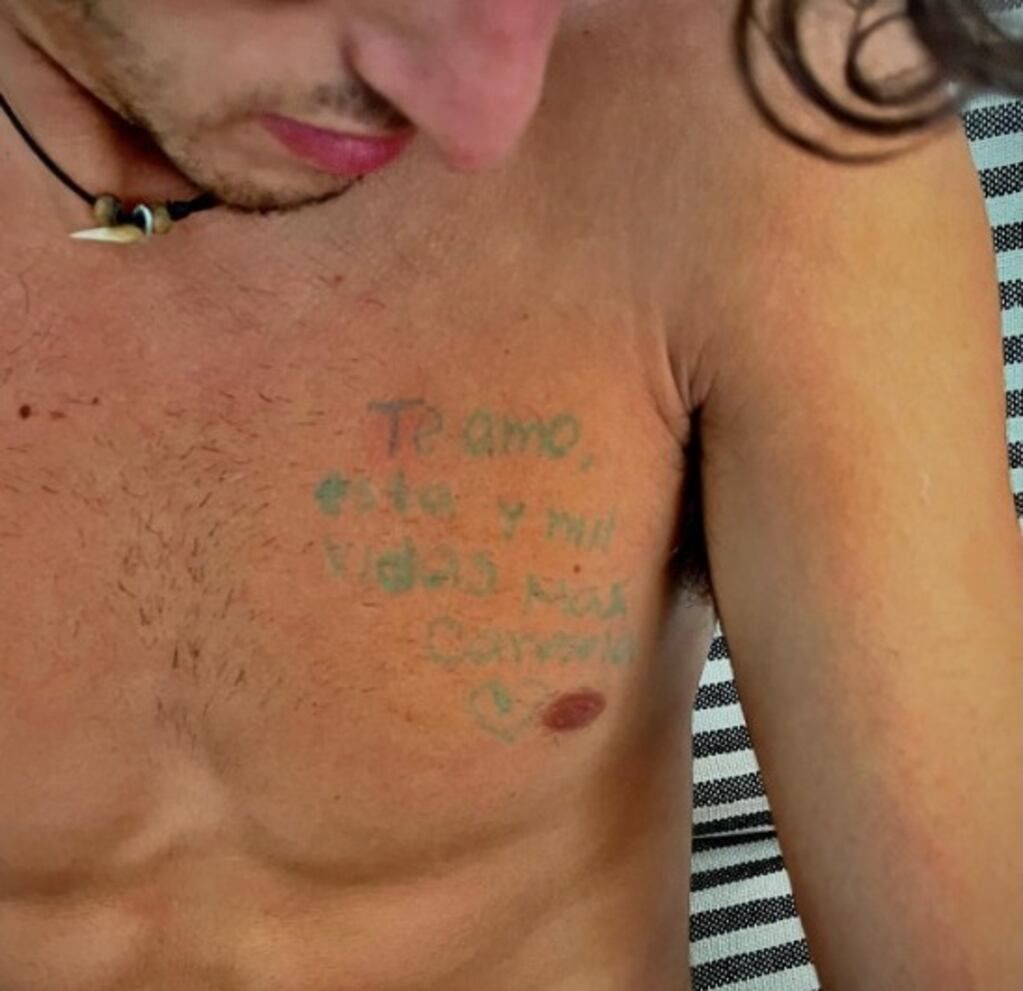 El escrito de Carmela en el pecho de Benjamín.