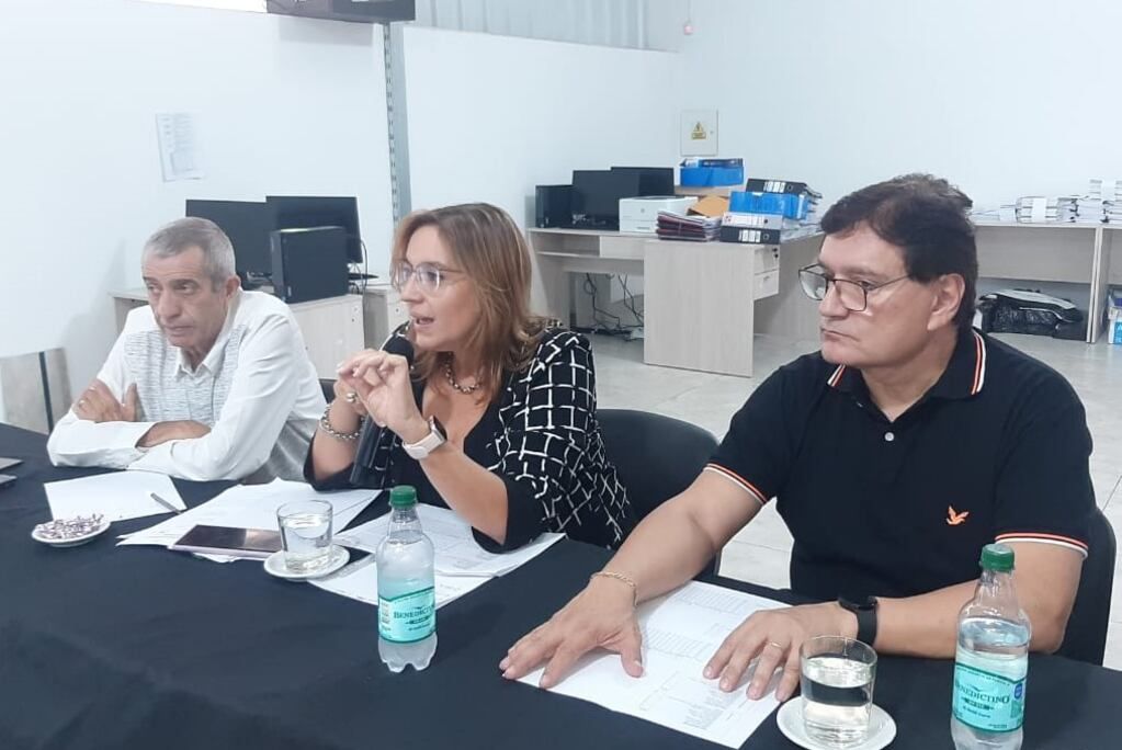 Los integrante del Tribunal Electoral, Eduardo Quattropani, Adriana García y Daniel Olivares, dieron a conocer la oficialización de listas este miércoles.