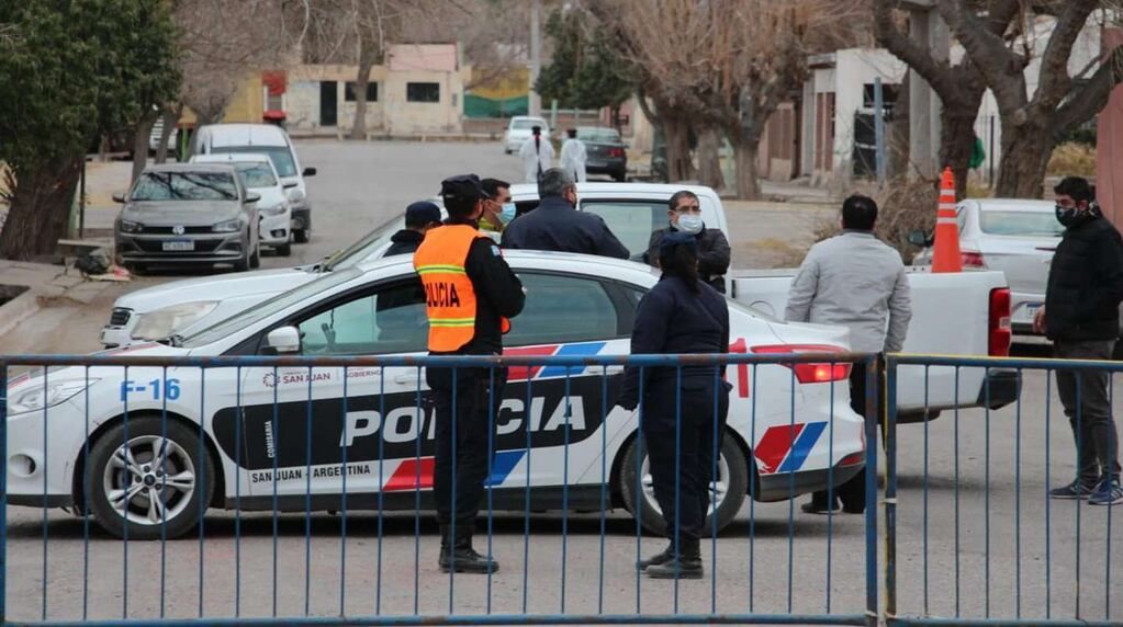 Luego del llamado de la mamá del agresor, inmediatamente la policía fue hasta el domicilio y detuvieron al joven.