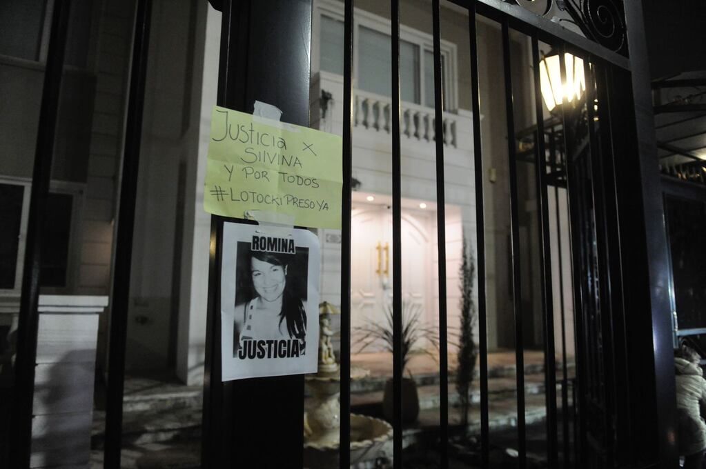 Multitudinaria marcha en la casa de Aníbal Lotocki. Foto: Federico López Claro.