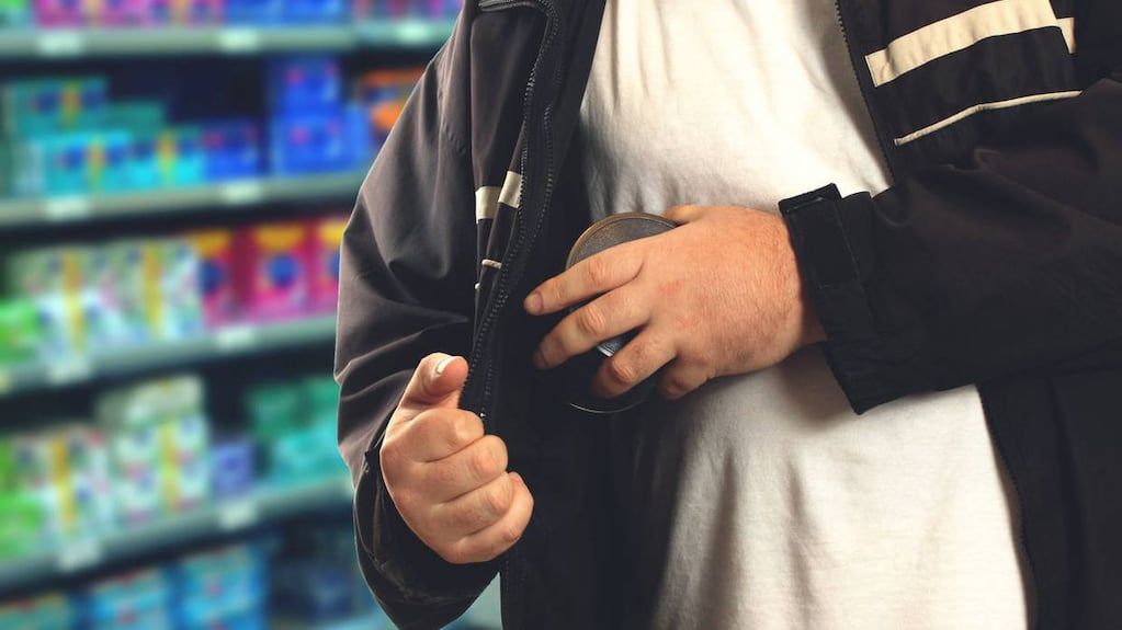 Una mujer fue encontrada con sobres de jugo, perfume y galeltas. Foto ilustrativa