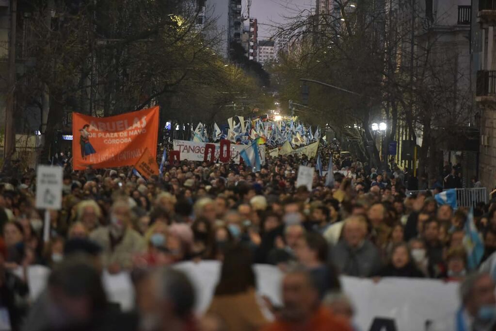 Marcha en repudio al atentado contra la vicepresidenta Cristina Fernández de Kirchner por las calles de Córdoba. (Facundo Luque / La Voz)