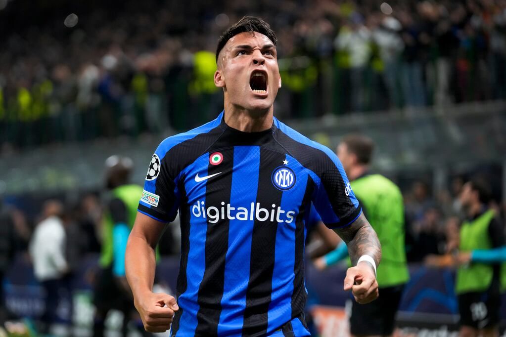 Lautaro Martínez celebra tras marcar el segundo gol del Inter de Milán ante Benfica en la vuelta de los cuartos de final de la Liga de Campeones. (AP Foto/Luca Bruno)