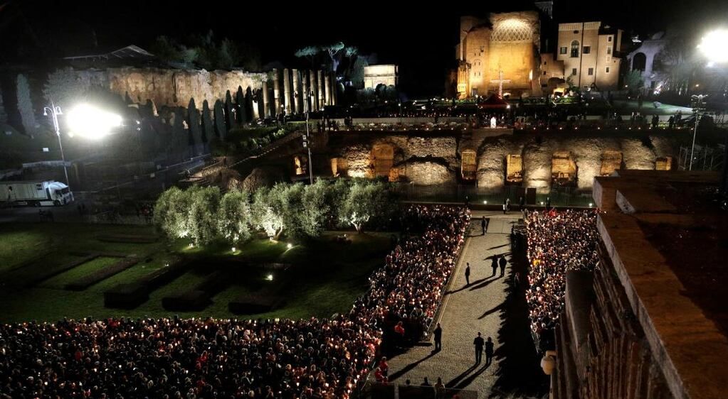 El Vía Crucis en el Coliseo (AP).