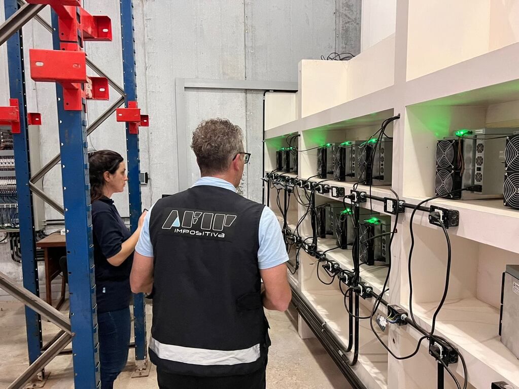 La Afip descubrió una granja de minado de criptomonedas oculta como un almacén de frutas. Foto: La Voz