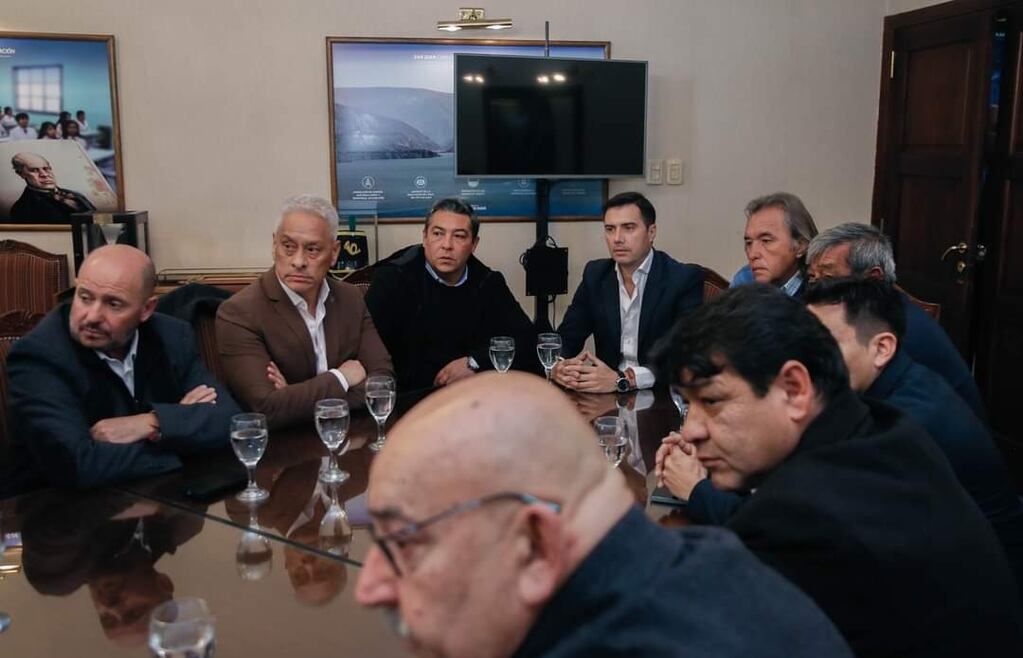 En la cita convocada por Sergio Uñac estuvieron casi todos los diputados electos por el oficialismo. La única ausente fue Marisa López, que a la misma hora encabezaba la negociación salarial con los docentes.