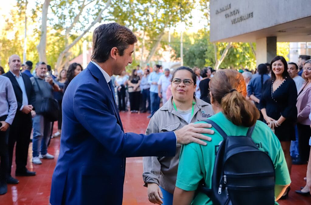 Personal de la comuna recibiendo al intendente
