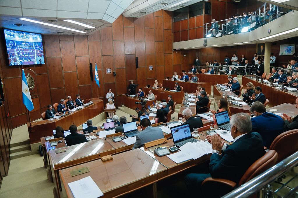 El gobernador Uñac en inaugurando el período de sesiones ordinarias.