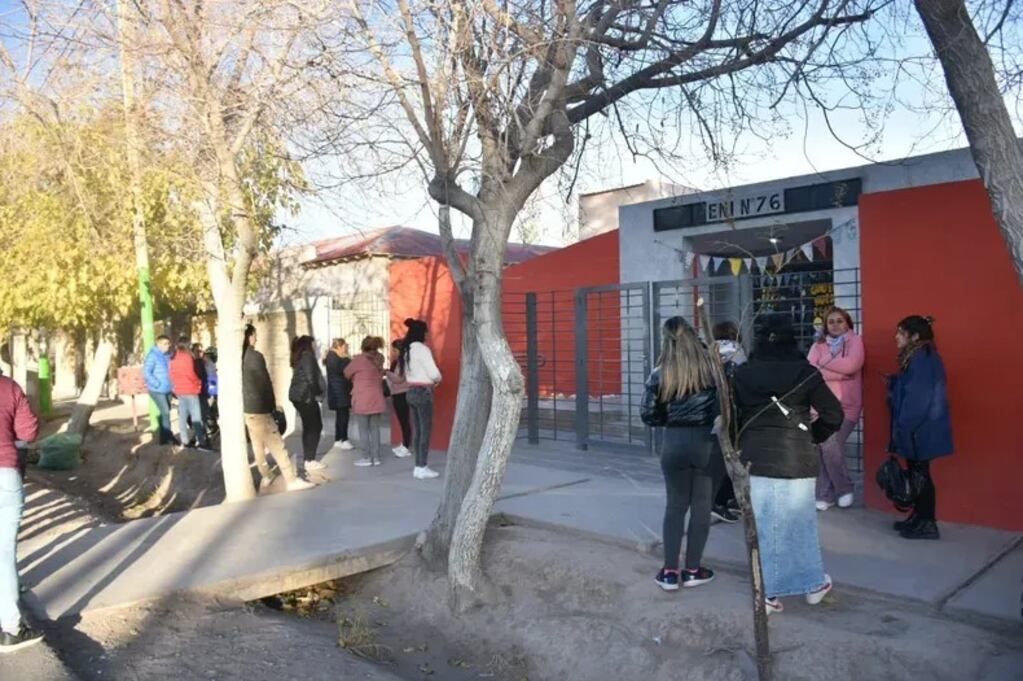 Le secuestraron el teléfono celular a la maestra. Foto Tiempo de San Juan