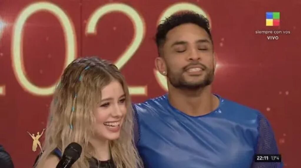 Coti y Alexis se tiraron flores en pleno directo.