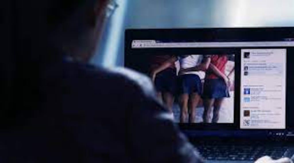 Un hombre fue hallado con material pornográfico.