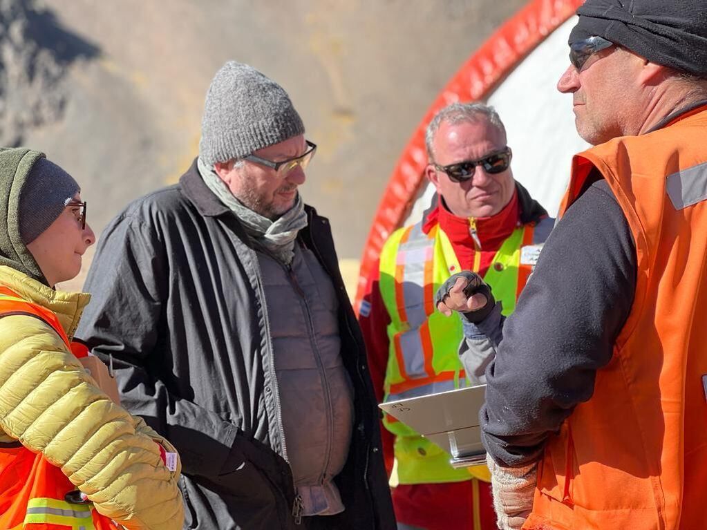 McLennan, junto a Michael Meding, gerente General de Los Azules, prestando atención a las indicaciones