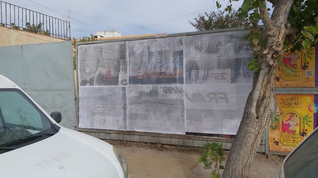 Carteles tapados de Evolución Liberal.