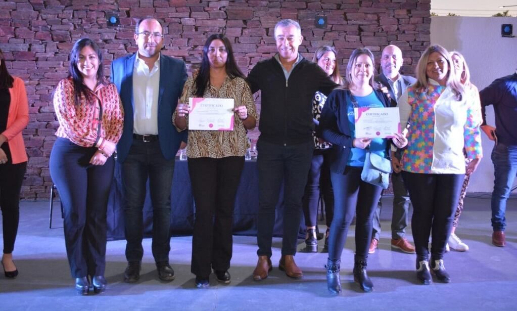 El intendente Fabián Martín entrega los certificados a los que se capacitaron.