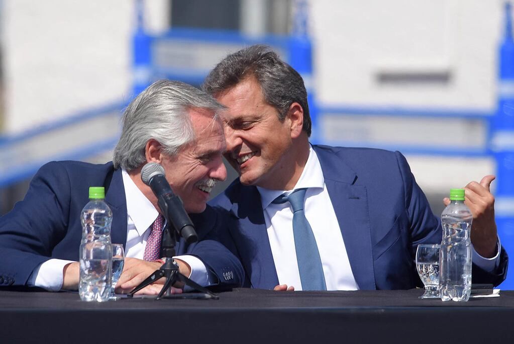 El presidente de la Nación Alberto Fernández junto al ministro de economía y el gobernador Rodolfo Suárez estuvieron presentes en la segunda llegada del tren de pasajeros a Palmira
Foto: Claudio Gutiérrez Los Andes