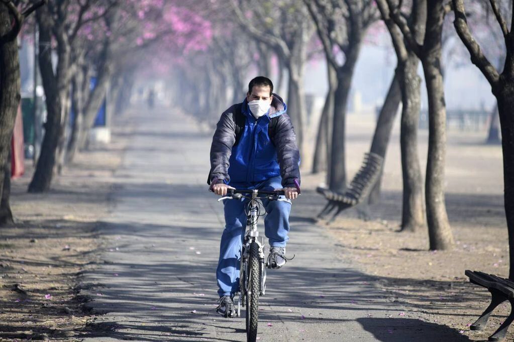 Por el humo procedente de los incendios en las islas del Delta del Paraná, en Rosario se retomó el uso del barbijo en la vía pública.