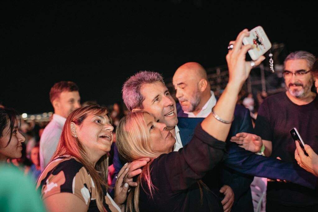 El gobernador Sergio Uñac disfrutando con la gente.
