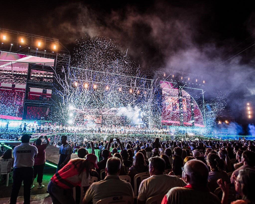 El público impactado ante el espectáculo.