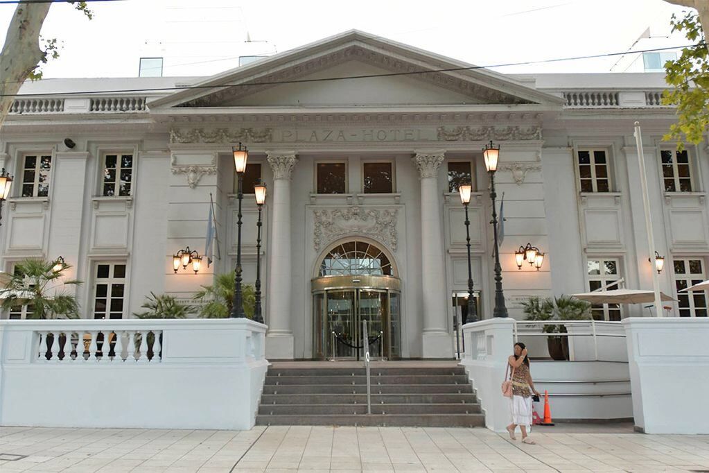 Hay dos escaleras mecánicas que no ingresan para el Hyatt de Mendoza.
