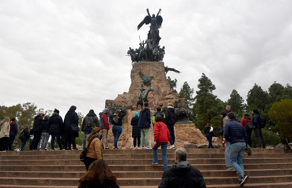 Turismo de fin de semana largoTuristas visitan regionales, el centro, Cerro de la Gloria, el Museo del Vino en este fin de semana extra largoMaría Luisa y Romina de Mar del Plata gan ajedrez en la Peatonal SarmientoFoto:  Orlando Pelichotti