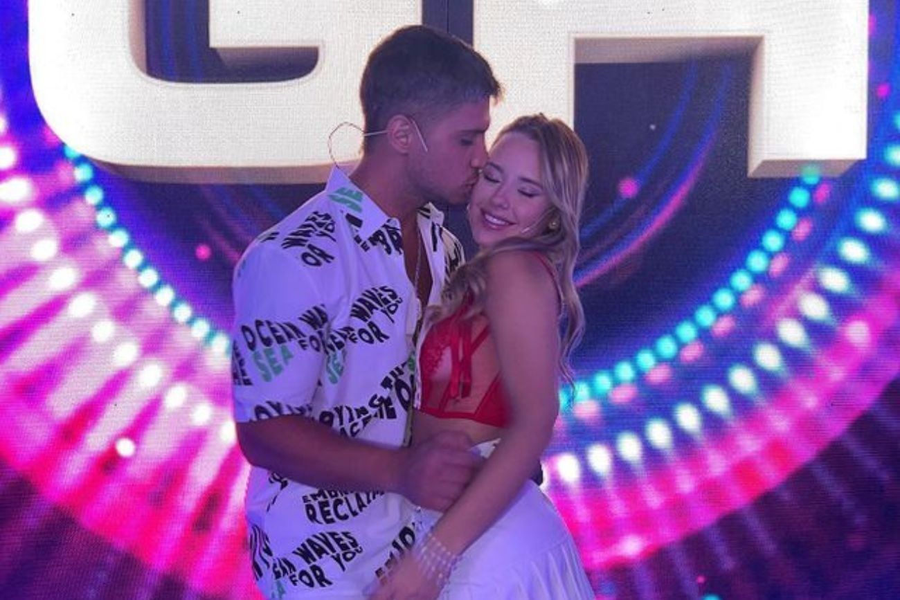 Coti Romero sorprendió con un vestido negro de gala