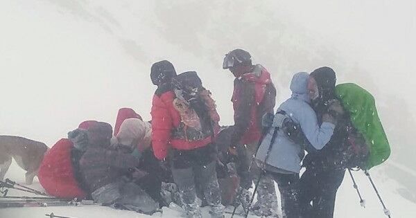 El procedimiento para hacer salir a todos los turistas fue difícil y mostró, en ocasiones, escenas de desesperación.