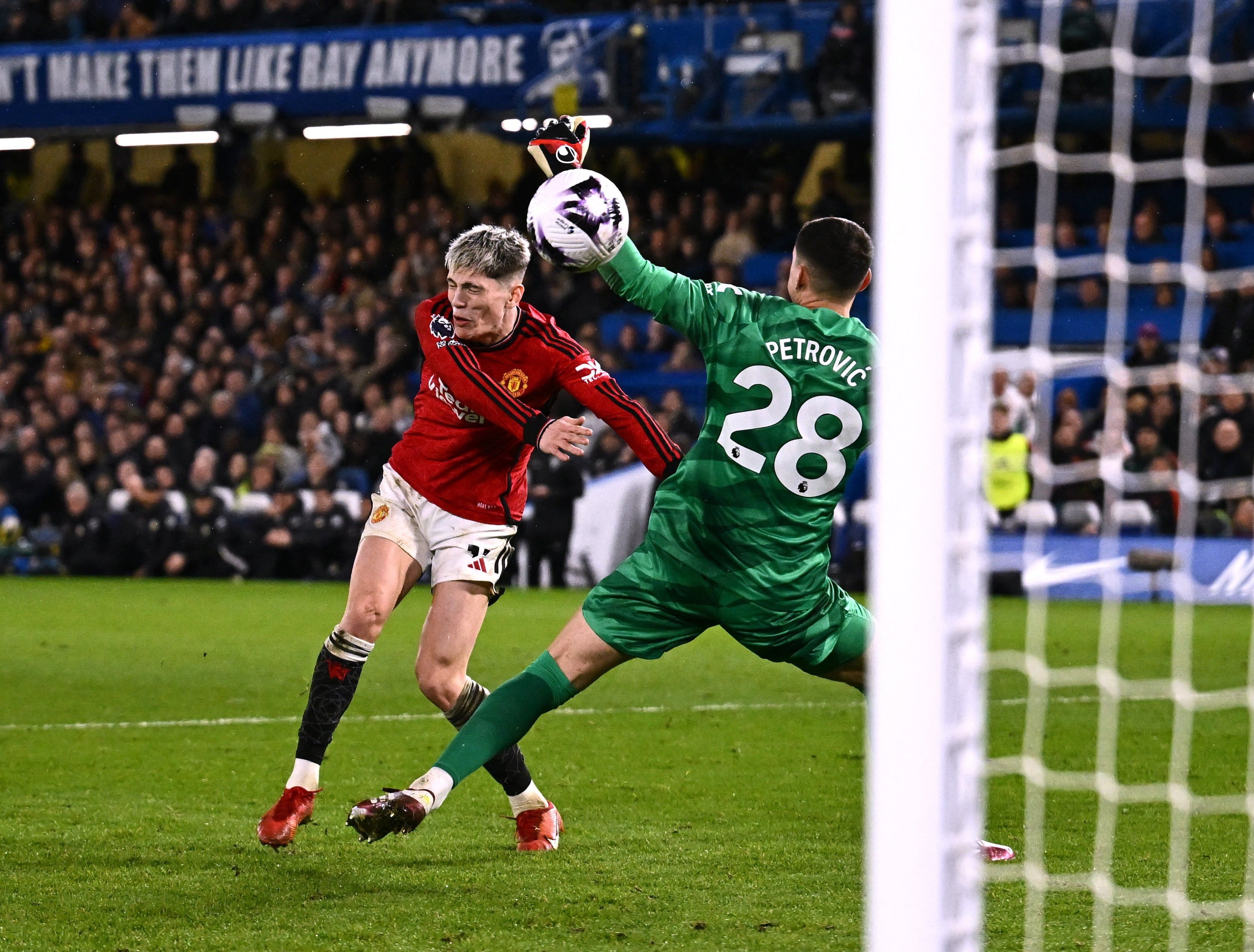 Fútbol - Premier League - 
Chelsea v Manchester United - 
Stamford Bridge, Londres, Gran 
Bretaña - 4 de abril de 2024
Alejandro Garnacho, del 
Manchester United, marca el 
tercer gol ante Djordje 
Petrovic, del Chelsea Foto NA: 
REUTERS/Dylan Martinez