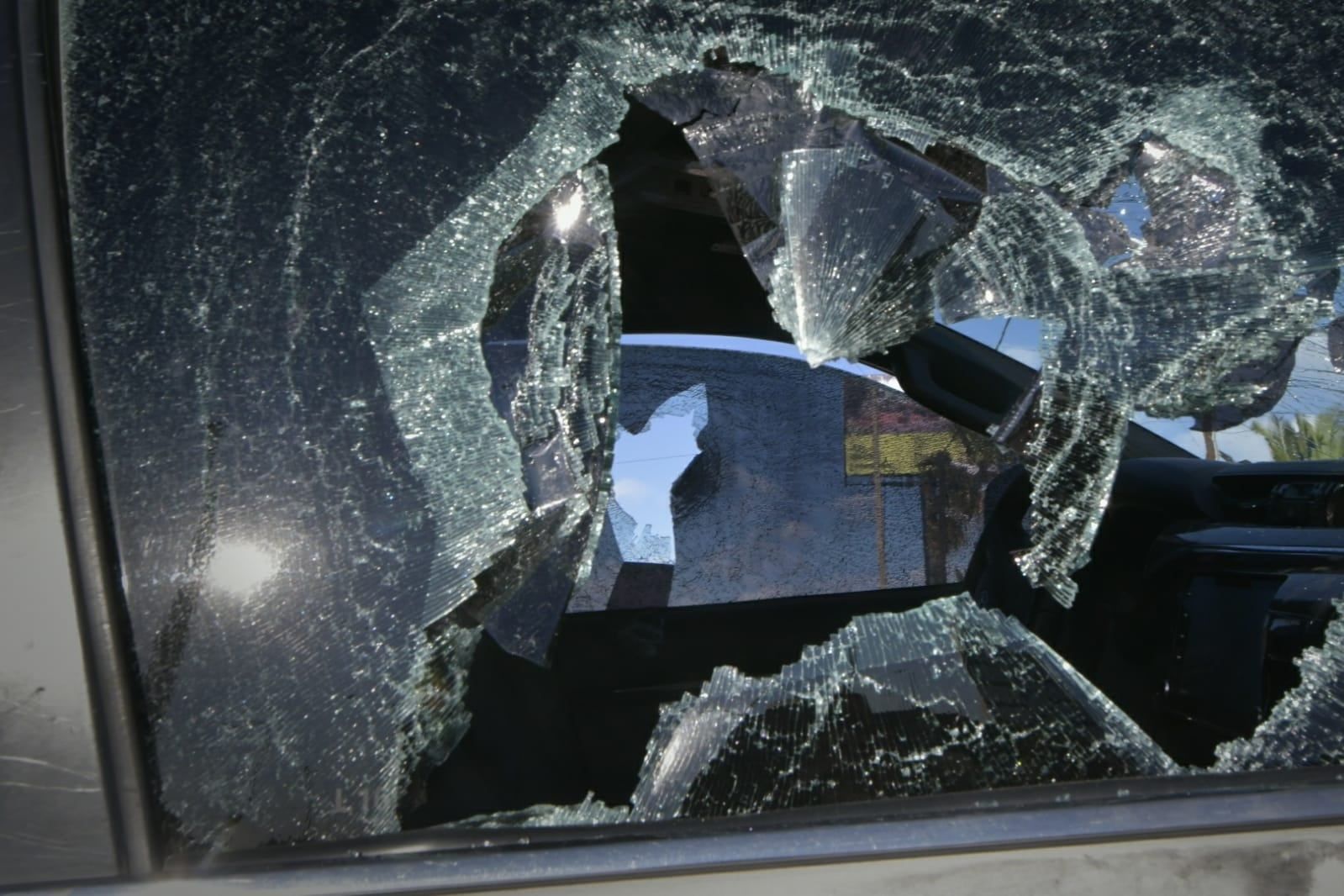 Al menos 10 agresores atacaron a piedrazos en la cabeza y en la cara a la víctima, además de apedrear una camioneta donde estaban los amigos de la víctima. Foto: Orlando Pelichotti / Los Andes.