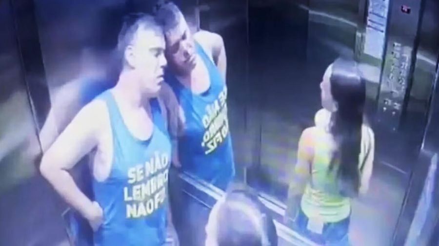 El momento en que el empresario se desvanece fue captado por las cámaras de seguridad del edificio. Captura: Perfil