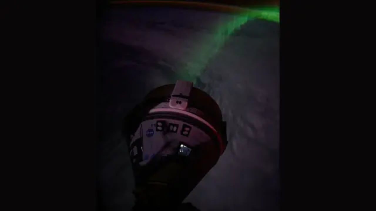 Una aurora fluye debajo de la nave espacial Starliner de Boeing. Gentileza: 20 minutos.