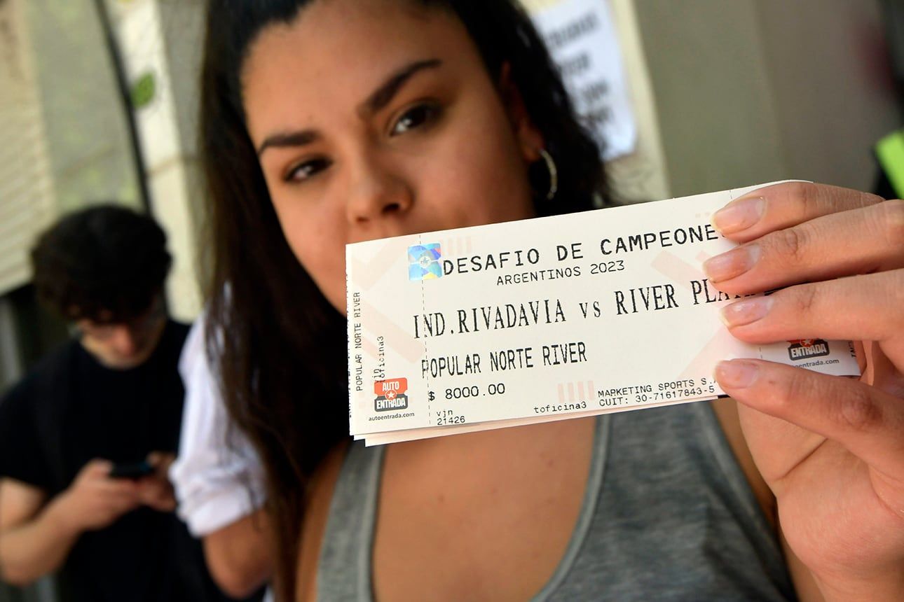 Fila para retirar las entradas para el parido de fútbol entre Independiente Rivadavia y River Plate Foto: Orlando Pelichotti