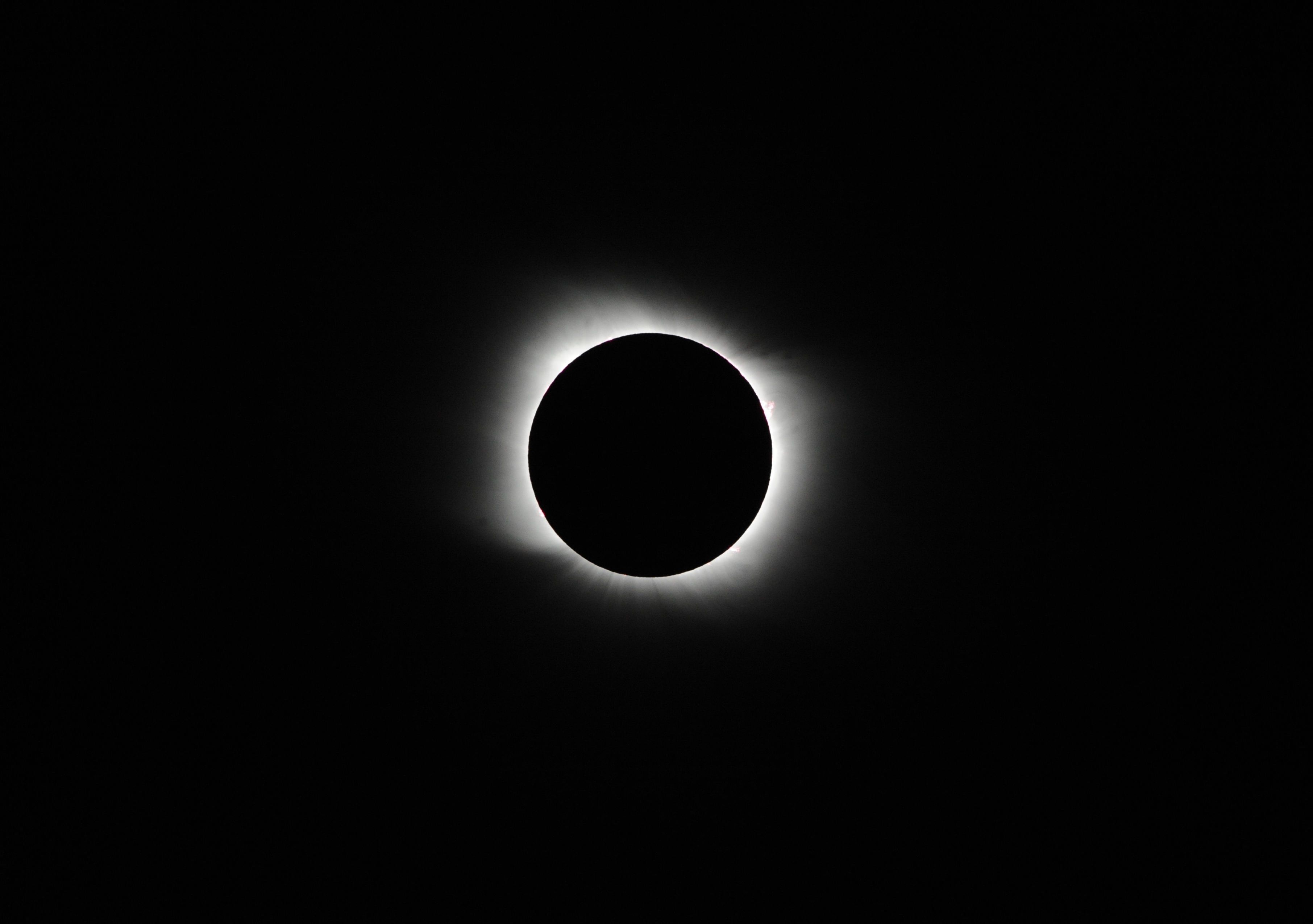 Eclipse total de Sol en Piedra del Águila, Neuquén (2020). Foto: Clarín