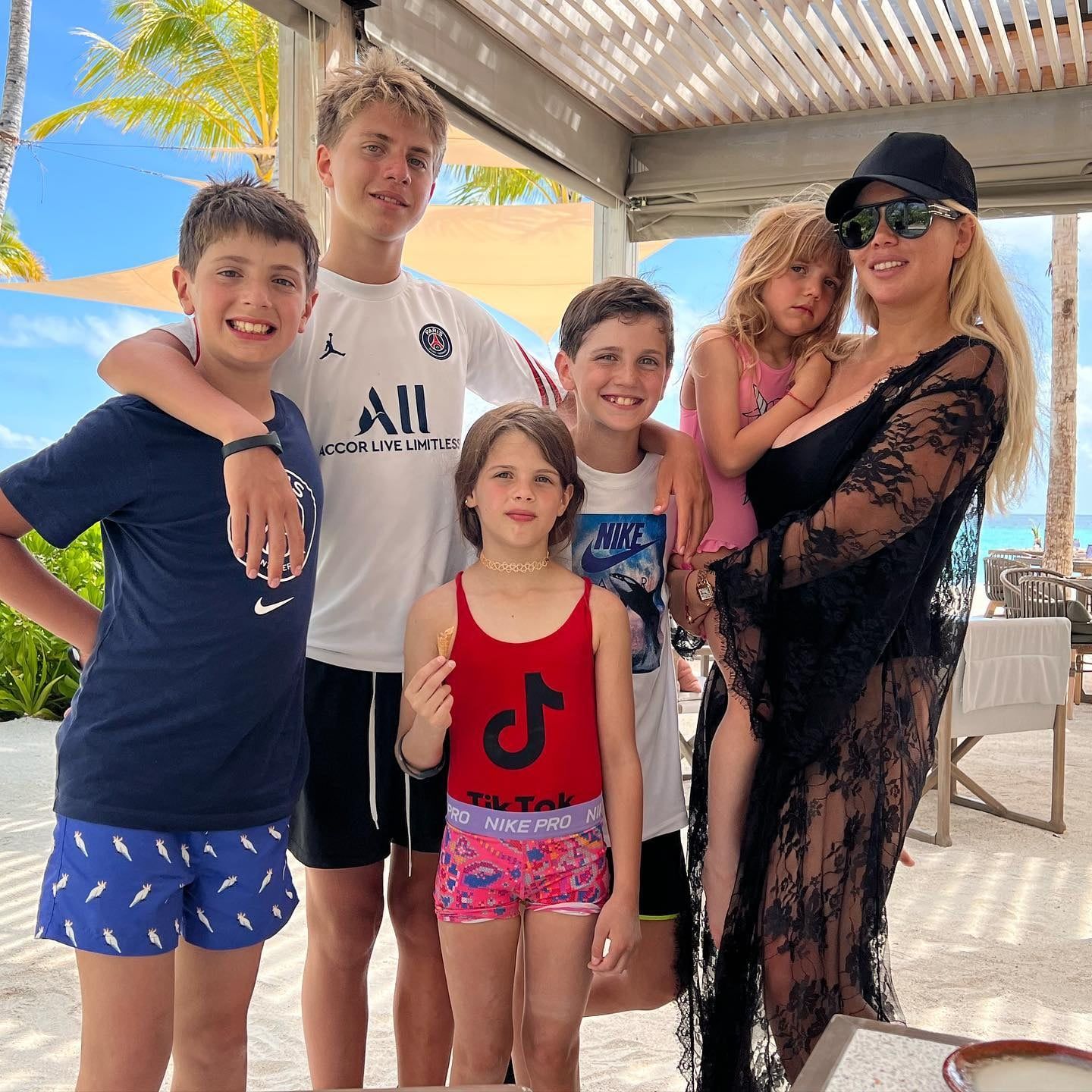 Valentino luce su nuevo look desde las Valdivas junto a sus hermanos y su madre.