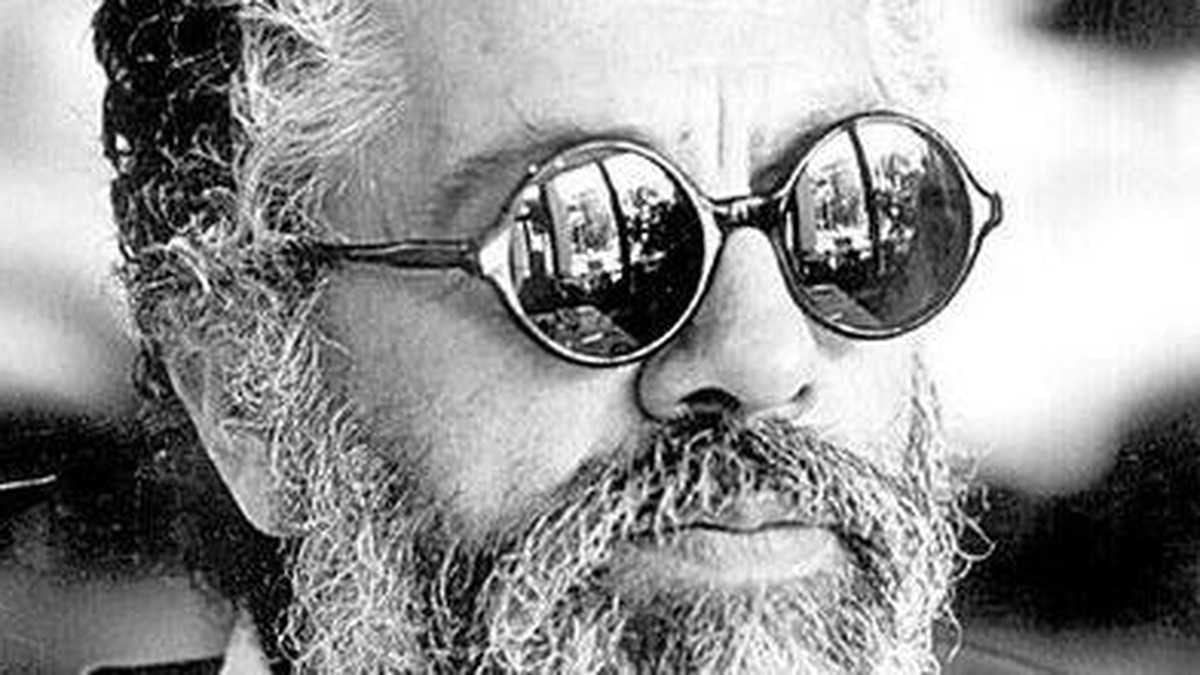 El cantautor se declaraba violentamente pacifista, y murió como tal.