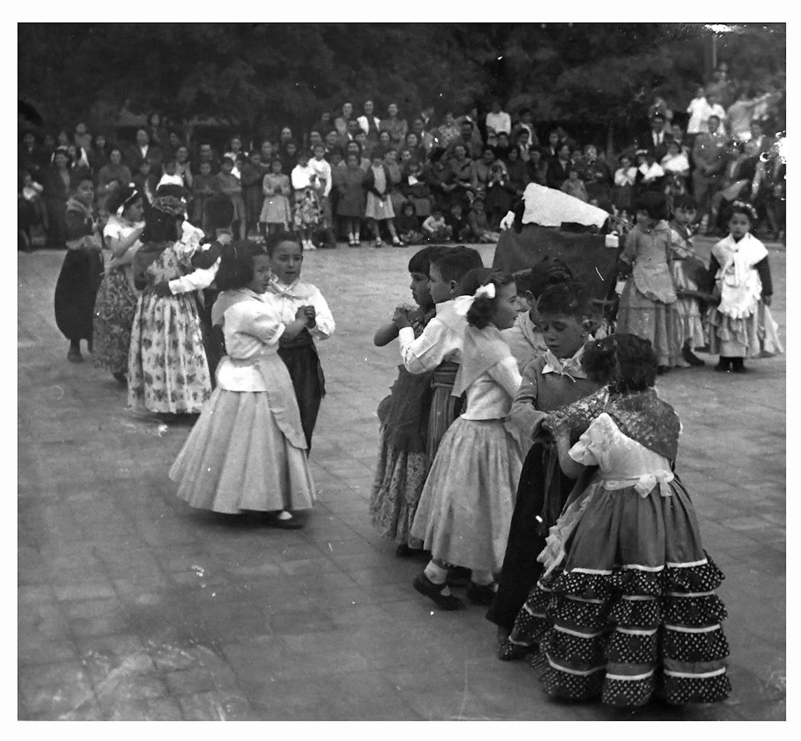 Escuela Centenaria La Escuela 1-220 Misiones en Godoy Cruz, cumplirá 100 años el próximo 27 de octubre. Miles de alumnos egresaron de esa institución educativa, para ello realizarán una campaña solidaria que recaudan leche para los merenderos del Barrio La Gloria  Acto escolar en 1963 Foto: Orlando Pelichotti