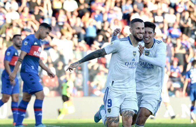 Darío Benedetto festeja su gol ante Tigre. El Xeneize llega bien arriba el cruce eliminatorio de Primera división.