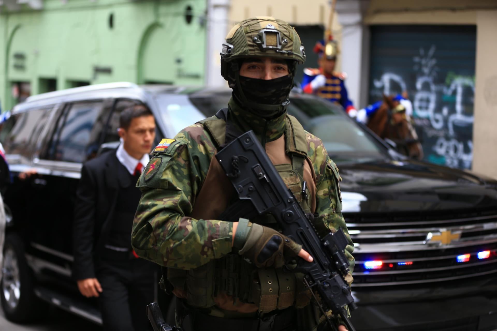 AME9097.QUITO (ECUADOR), 23/11/2023.- Agentes escoltan el vehículo donde se traslada el presidente de Ecuador, Daniel Noboa, tras la ceremonia de investidura hoy, en Quito (Ecuador). EFE/ Julio Estrella
