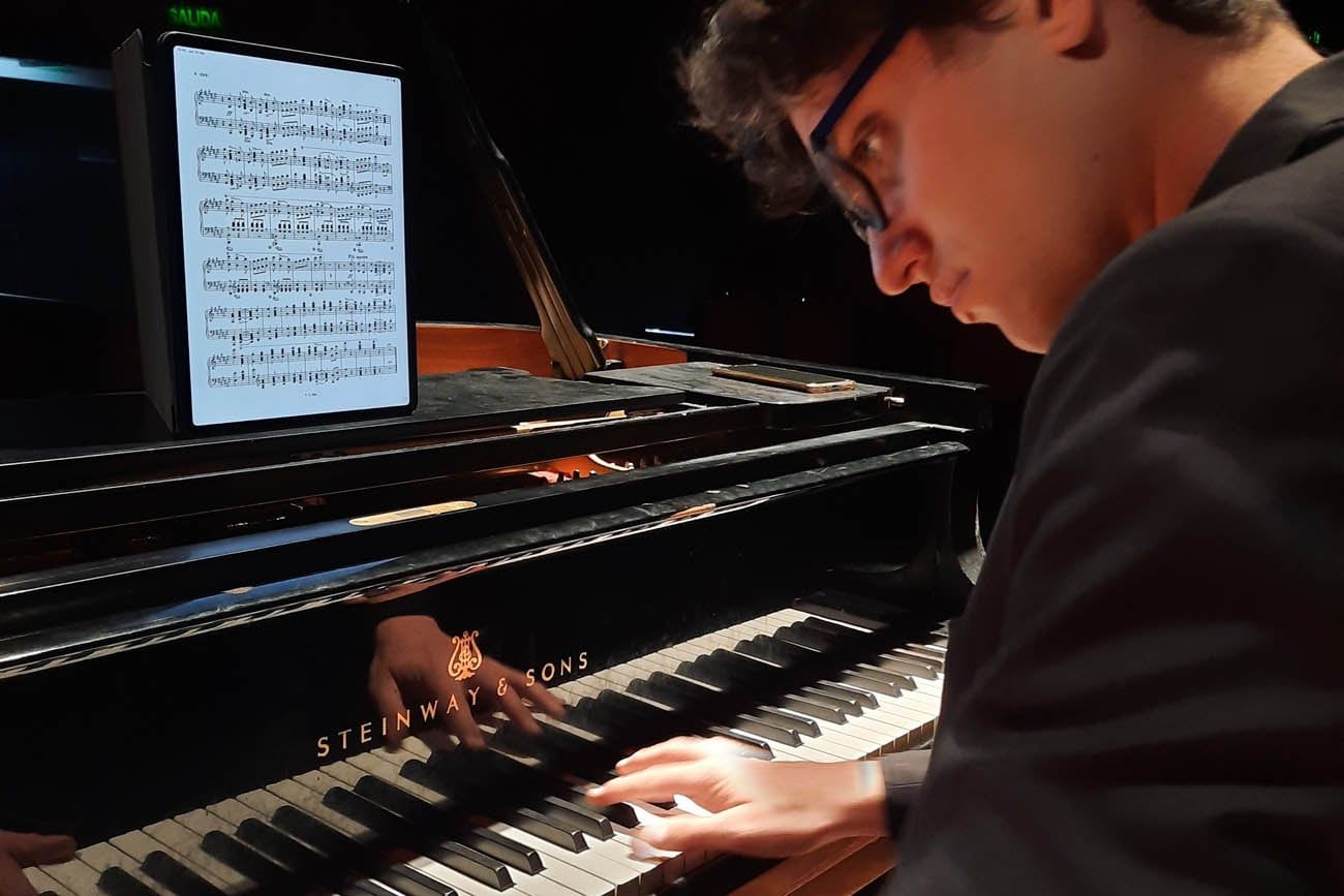 Leonardo Pittella al piano.