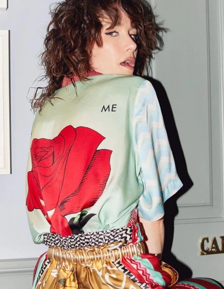 Natalia Oreiro posó con un vestido multicolor y cautivó las redes sociales.