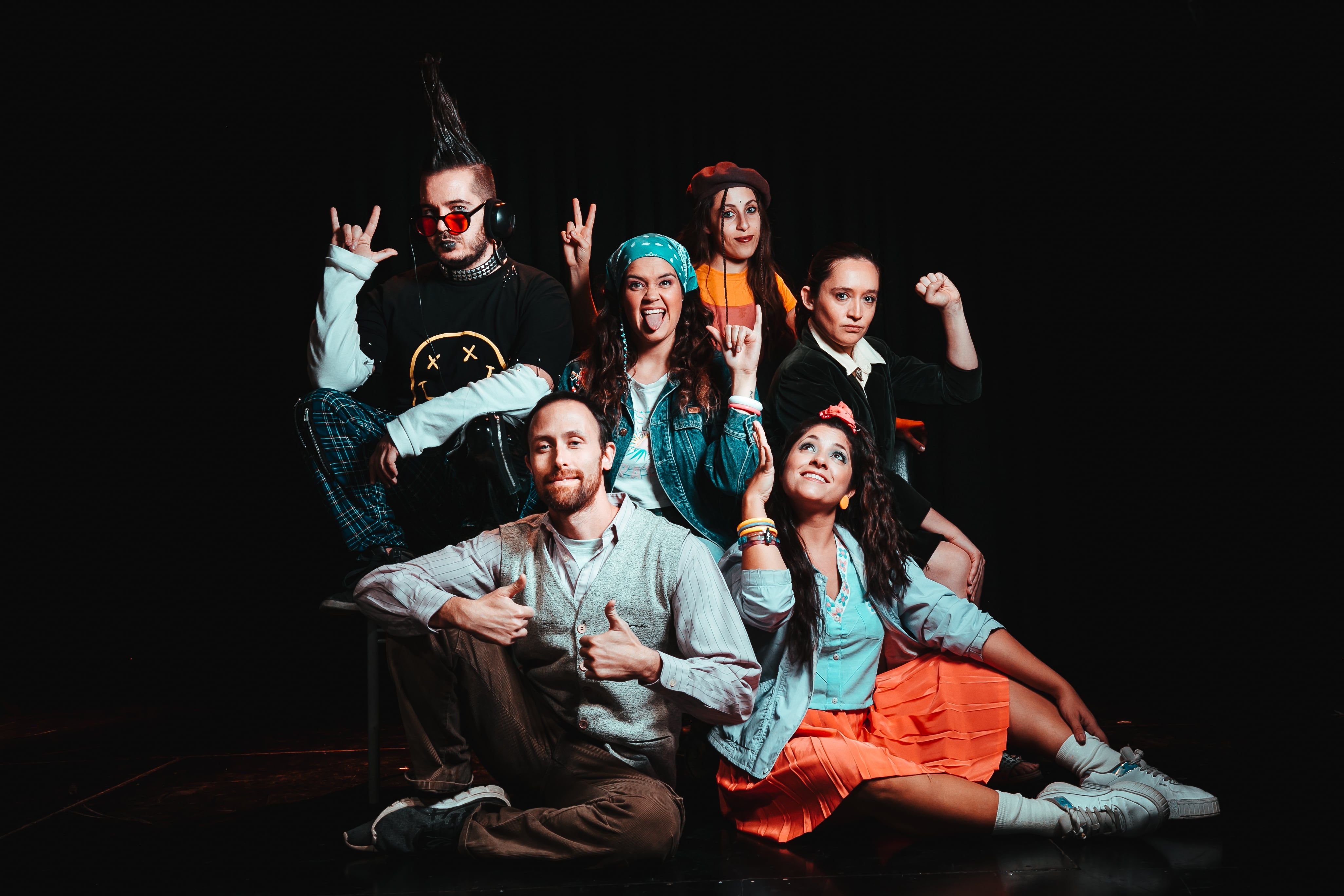 “Como la historia sucede en una radio, es la excusa perfecta para escuchar las canciones de ese tiempo. Pero a la vez hay un juego musical en el cual los personajes cantan canciones de esa época atravesadas por sus conflictos personales y ahí es donde hay un juego donde esos popurrís musicales son canciones de la época reversionadas, lo cual genera una sorpresa y atención diferente en la gente”, explica el director.