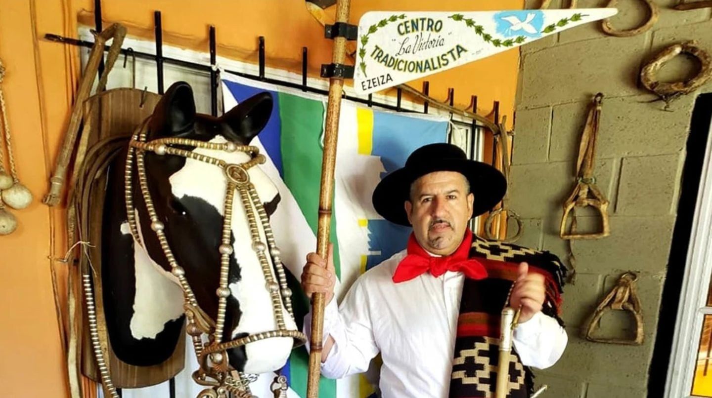 La cabezada es el armazón de correas que se coloca en la cabeza del caballo para afianzar el bocado -