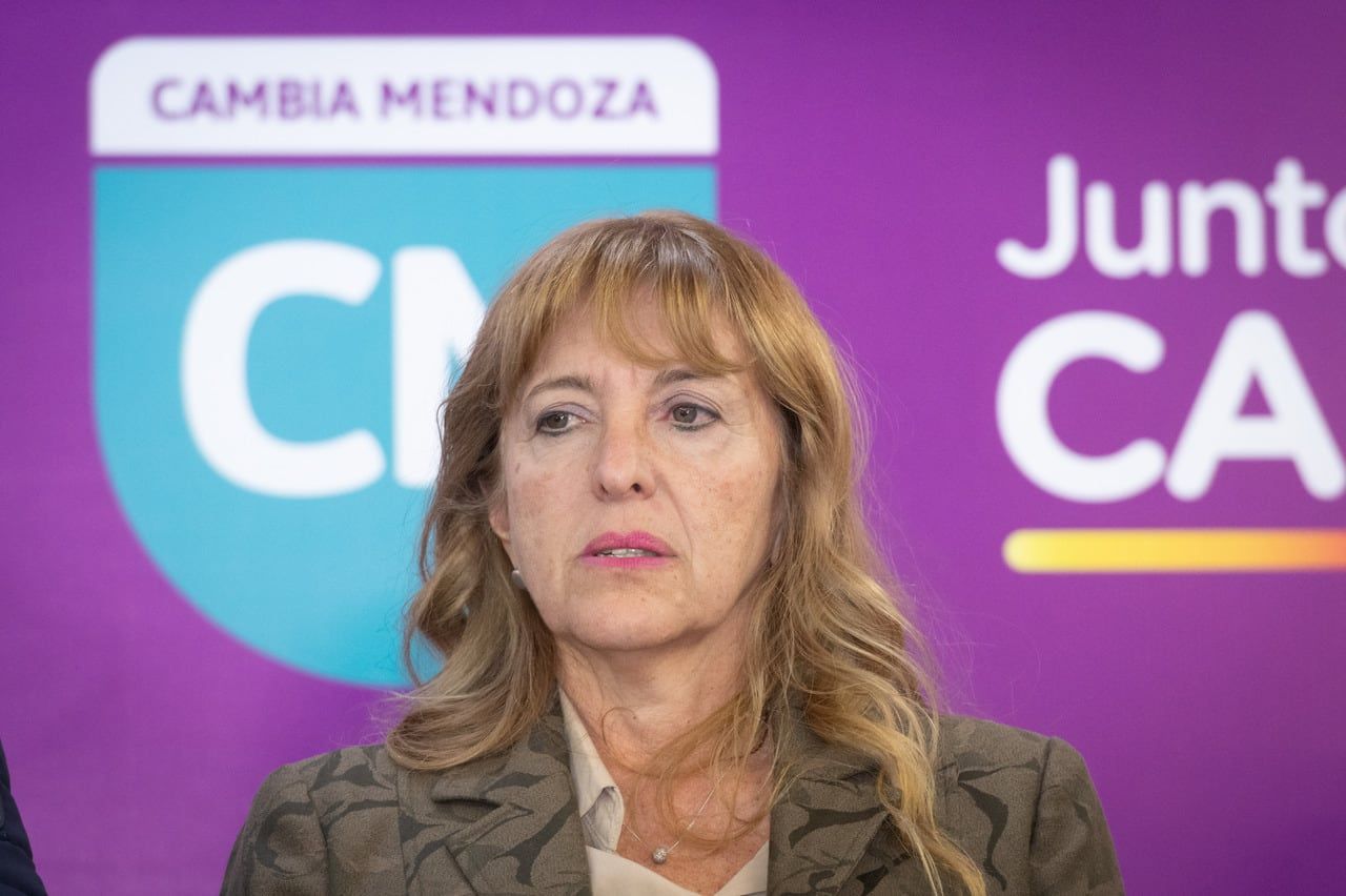 Bunker Cambia Mendoza  El Frente Cambia Mendoza (CM) recibió este domingo un duro resultado negativo en lo que fue la elección presidencial a nivel provincial. La novedad y gran sorpresa fue Javier Milei, precandidato a presidente por La Libertad Avanza, quien ganó en Mendoza y generó dudas y una fuerte autocríticatanto en el radicalismo como en el peronismo.    Foto: Ignacio Blanco / Los Andes 