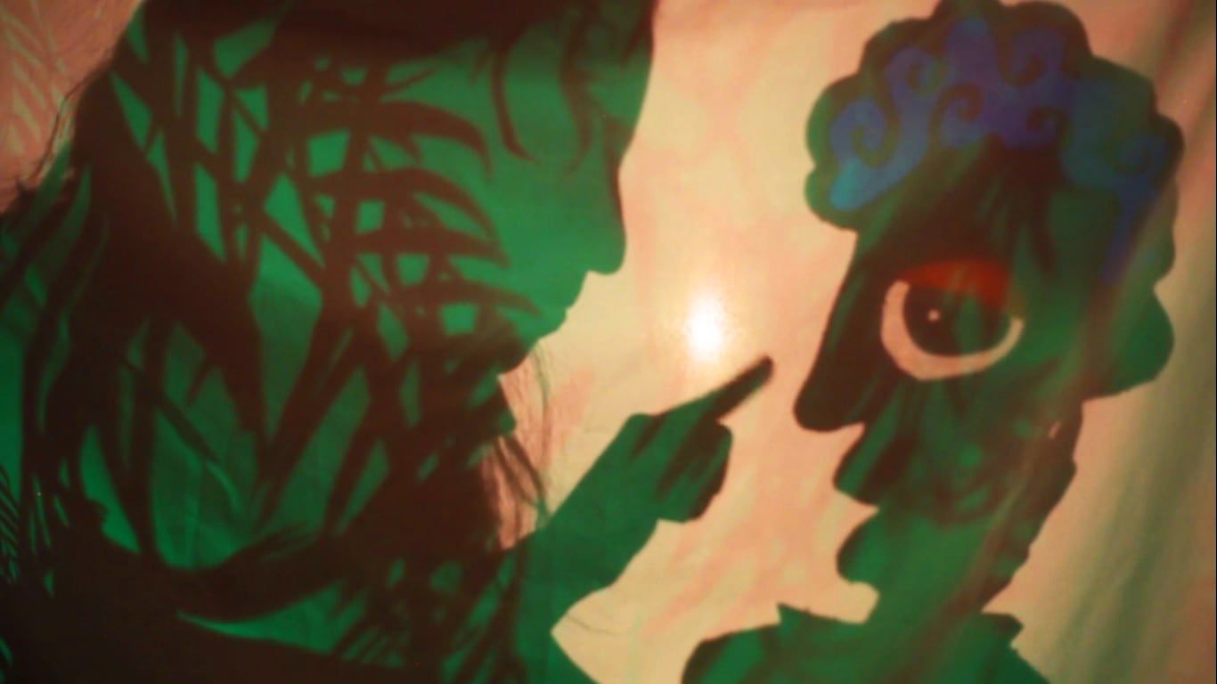 La compañía Teatro Lumbra de Brasil y la compañía Pájaro Negro de Mendoza se unen para llevar adelante esta historia audiovisual.