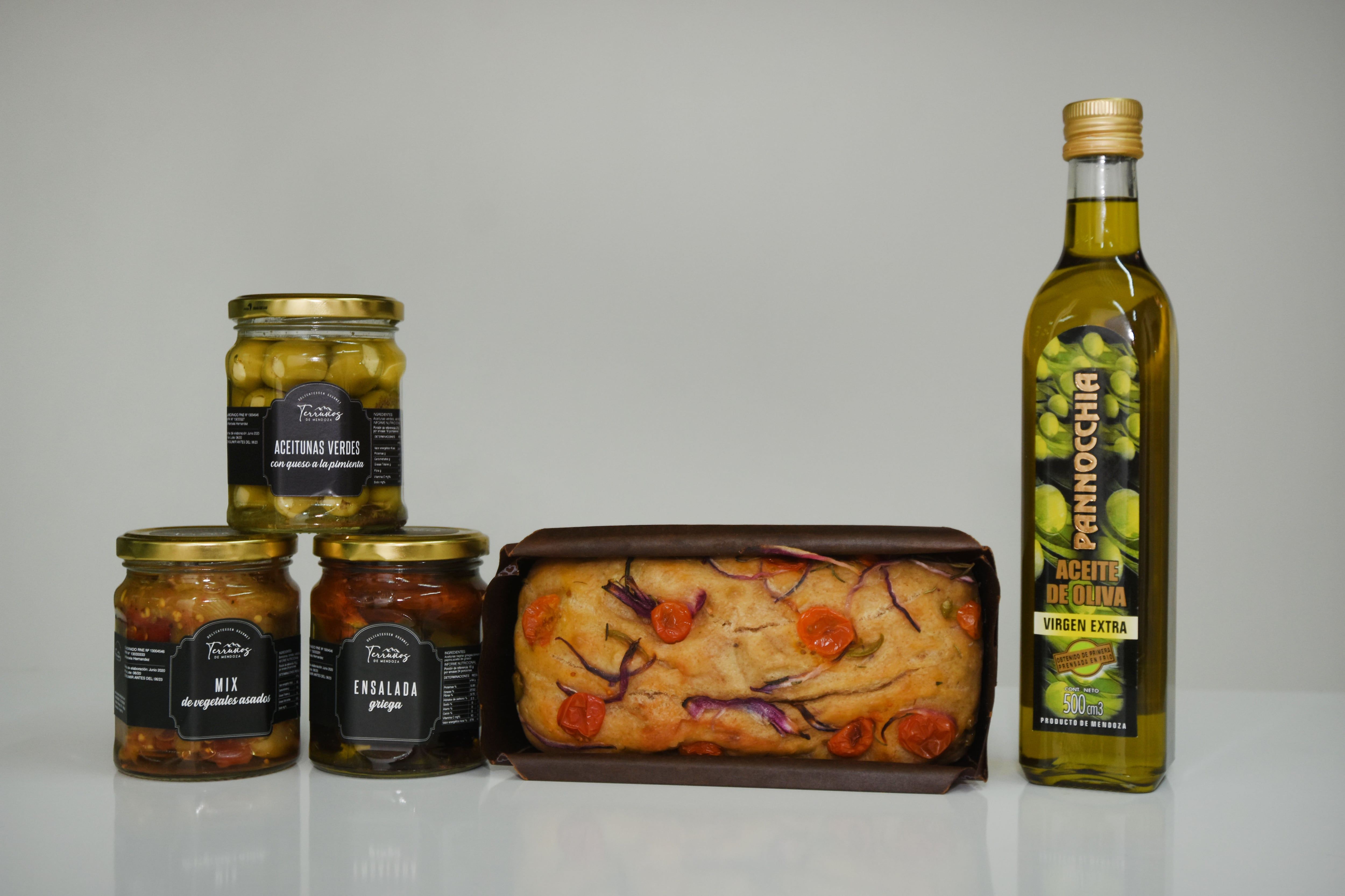 Conservas, budines y aceite de oliva fueron alguno de los productos delicatessen de la caja. Foto: José Gutierrez.